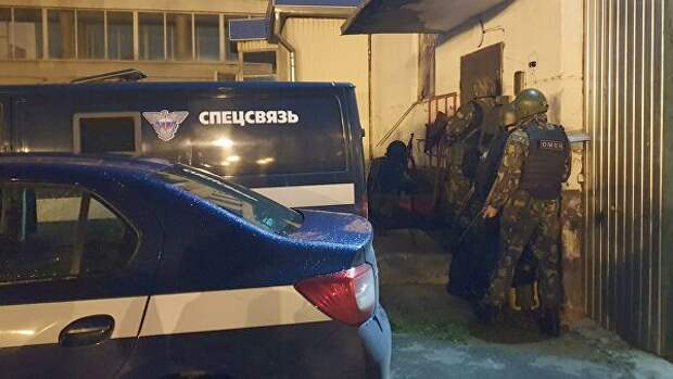 Сотрудники правоохранительных органов возле отдела специальной связи в городе Брянске, на который было совершено вооруженное нападение