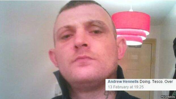 Эндрю Хеннелс разместил в "Фейсбуке" свою фотографию с ножом в руках и подписью "Граблю. Теско" в мире, люди, ограбления