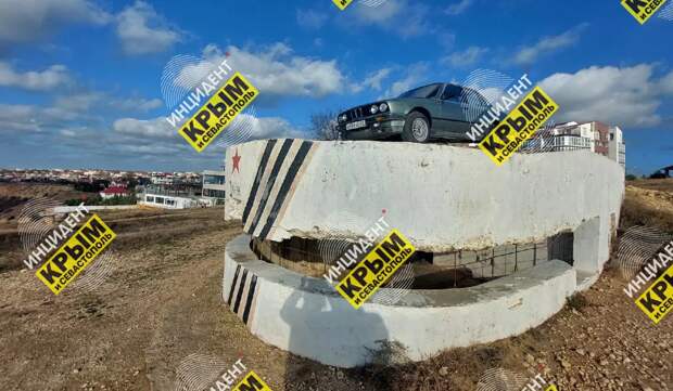В Севастополе водитель BMW припарковался на крыше памятника времён войны