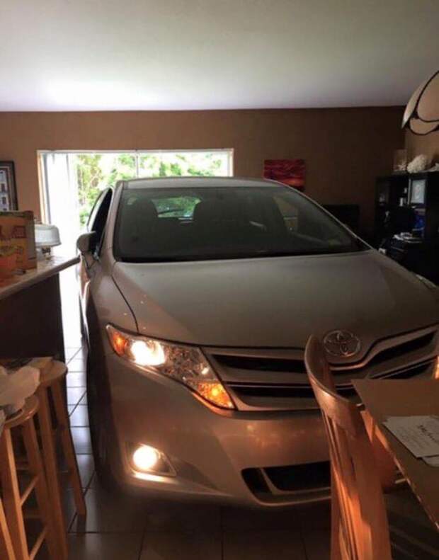 Хозяин спрятал автомобиль от урагана «Мэтью» в гостиной (4 фото)