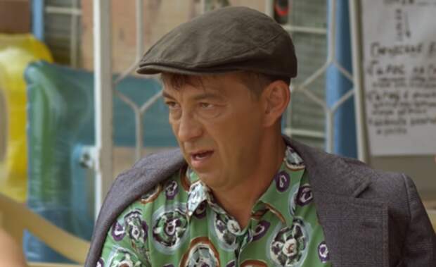 Митяй из "Сватов" показал свой "болт" в полосатом купальном костюме