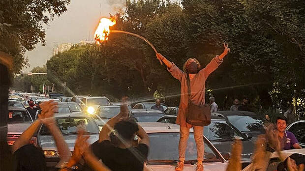 Символ угнетения и свободы: как женщины Ирана десятилетиями протестуют против хиджаба