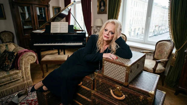 "Она уже здесь": Директор Ларисы Долиной сообщил о ее возвращении