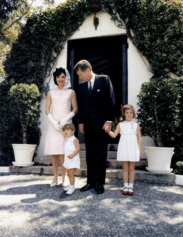 Семья Кеннеди в 1963 году. Жаклин в платье работы Олега Кассини.