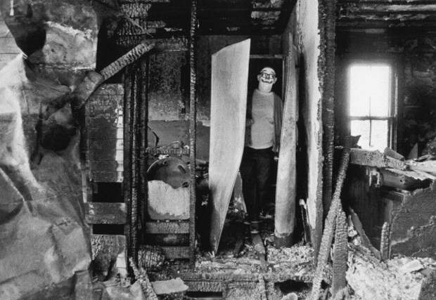 23. Клоун в сгоревшем доме, США, 1975 год. Добро пожаловать в мой кошмар. винтаж, крипи, фото