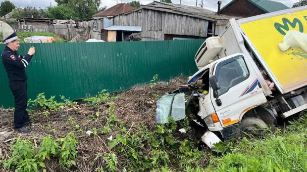 Уснул за рулем: в Свердловской области грузовик съехал в кювет