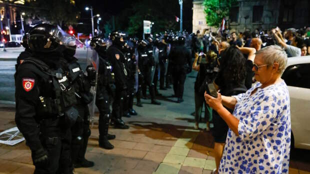 В ходе беспорядков в Сербии пострадали 7 военных