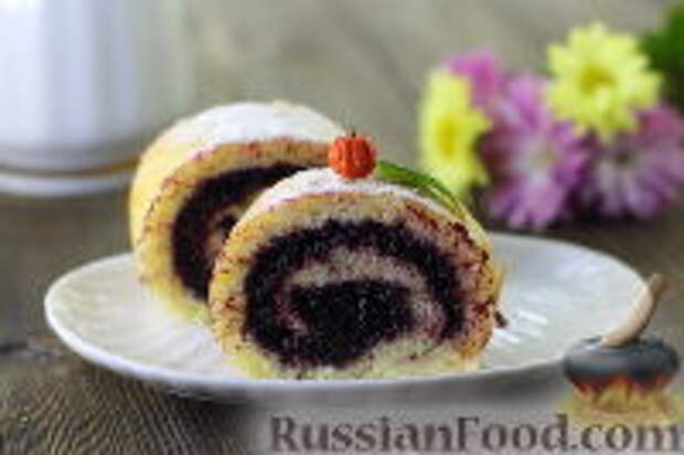 Фото к рецепту: Бисквитный рулет с черноплодной рябиной Фото к рецепту: Бисквитный рулет с черноплодной рябиной