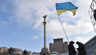 Активисты с украинским флагом на площади Независимости в Киеве. Архивное фото.