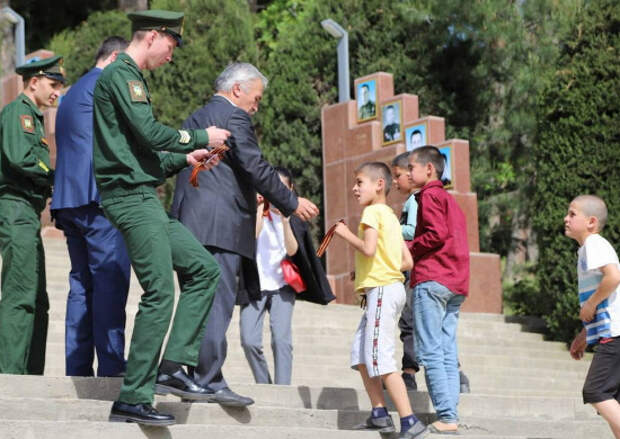 Российские военнослужащие в Таджикистане провели акцию «Георгиевская ленточка»