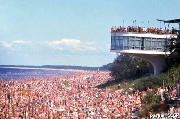 Это пляж на Чёрном море, времён СССР. Практически все крупные предприятия имели свои ведомственные санатории. И любой рабочий мог раз за несколько лет позволить себе такой отпуск.