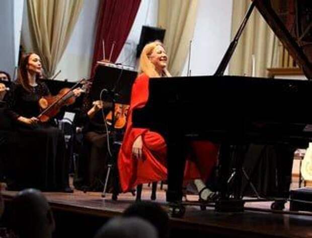 Пианистка Валентина Лисица отправится на гастроли в Латинскую Америку