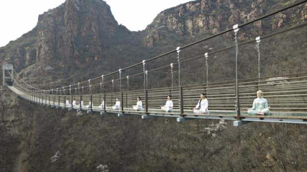 Медитация на стеклянном мосту, который висит на высоте 180 метров в мире, красота, природа, фотография
