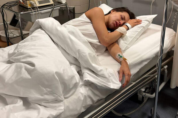 Беременная Лерчек появилась у здания суда после операции в сопровождении Луиса