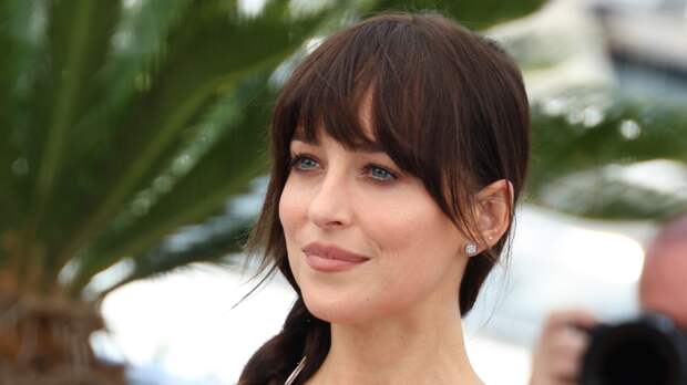 Актриса Дакота Джонсон в жакете без бюстгальтера вышла на публику