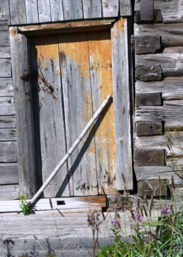 Сломанный замок в двери. Заператься. Открывает дверь в квартиру. Заператься. Замок для двери.