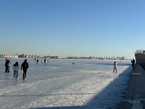 Сотни петербургских рыбаков навострили лыжи на Финский с наступлением тепла