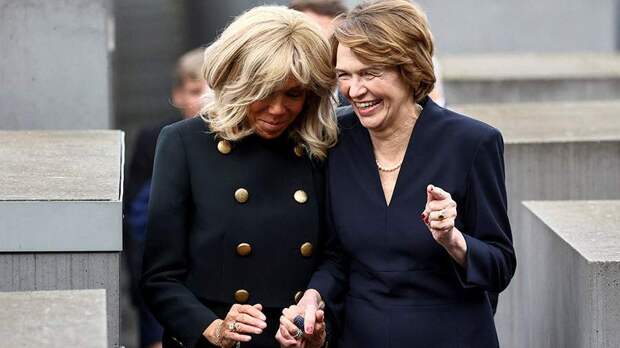Первые леди Германии и Франции рассмеялись у мемориала жертвам холокоста