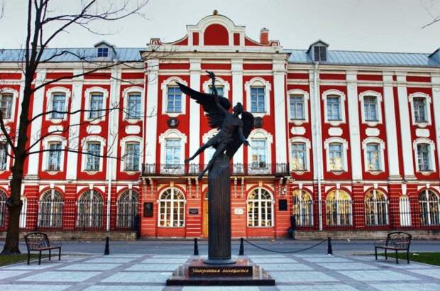 Главный корпус СПбГУ – историческое Здание Двенадцати коллегий