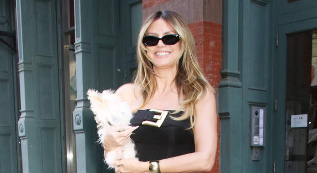 Модель Хайди Клум появилась на публике в трусах и сетчатых колготках