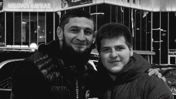 Боец Чимаев опубликовал черно-белое фото с Адамом Кадыровым