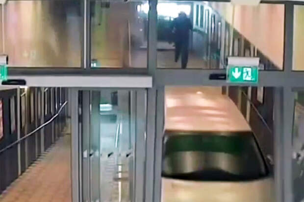В Швеции на видео попало, как автомобиль въехал в торговый центр и разгромил его