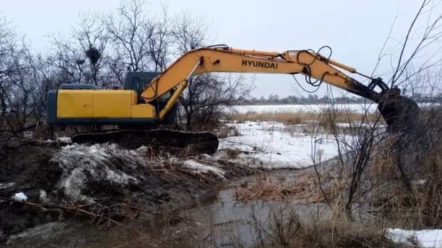 В Михайловском районе укрепляют дамбу и следят за паводком