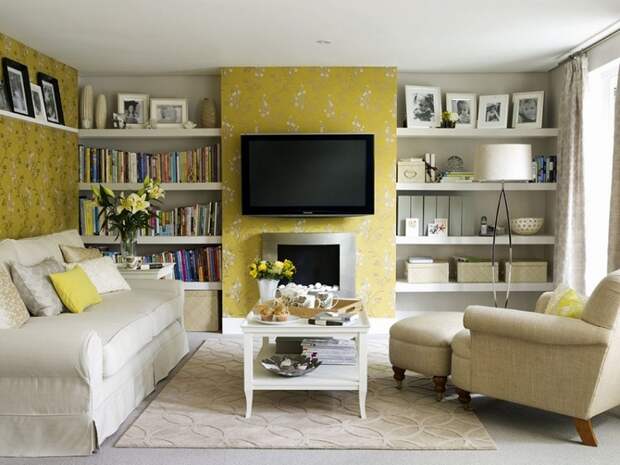 Симпатичный интерьер крохотной гостиной преображен за счет использования желтой цветовой гаммы.