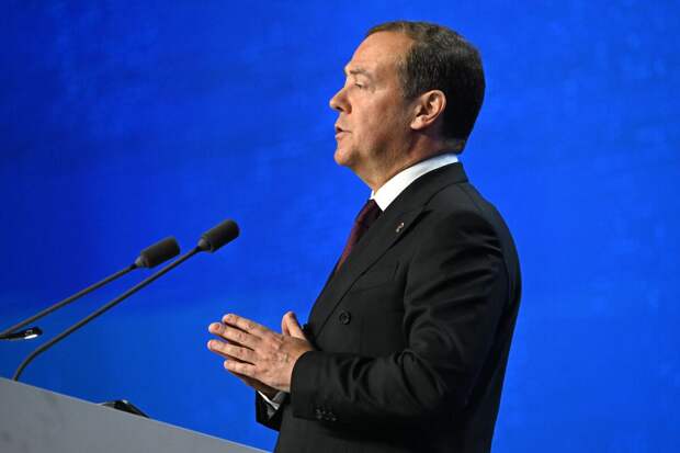 Медведев выразил соболезнования родным погибших в Севастополе и Дагестане