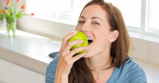 «Не бойся, это же белок»: врач Кутушов объяснил, что будет, если съесть фрукт с червяком