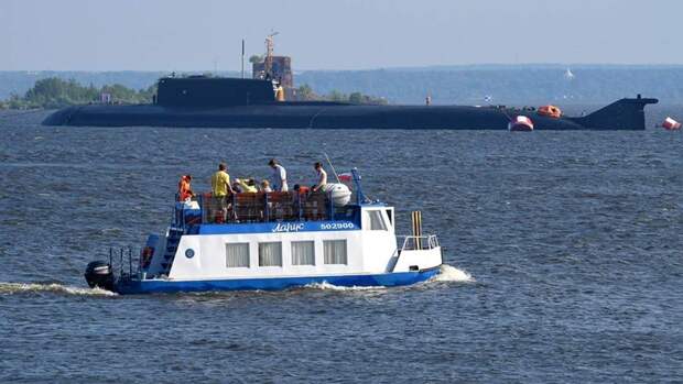 Атомная подводная лодка «Орел» на рейде в Кронштадте в преддверии Дня ВМФ