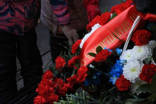 Транспортники Петербурга возложили цветы к мемориалу жертв блокады