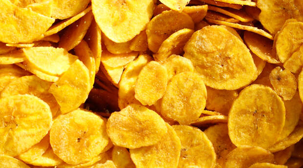 Чипсы В одной пачке картофельных чипсов содержится столько же калорий, как и в полноценном обеде. Кроме того, производители часто завышают дозировку натрия, искусственных консервантов и ароматизаторов. Итогом становится не только постоянно повышенное давление, но и риск раковых опухолей.