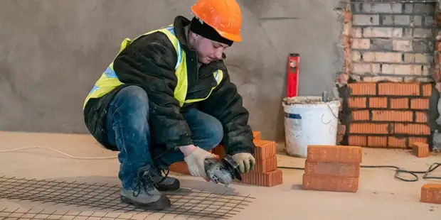 В поликлинике на Зеленоградской рабочие перешли к обшивке фасада