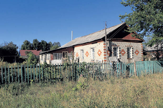 Родительский дом в Ртищеве давно требует ремонта... Фото Руслана ВОРОНОГО
