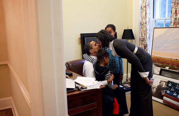 barack-obama-michelle-love-story-43