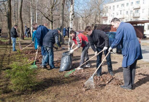 Субботники снова становятся популярны, а к тому же сближают людей / Фото: pbs.twimg.com