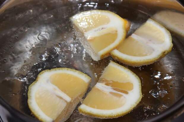 лимоны в кастрюле