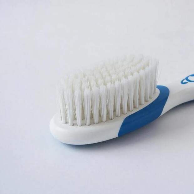 Зубную щётку надо менять раз в квартал