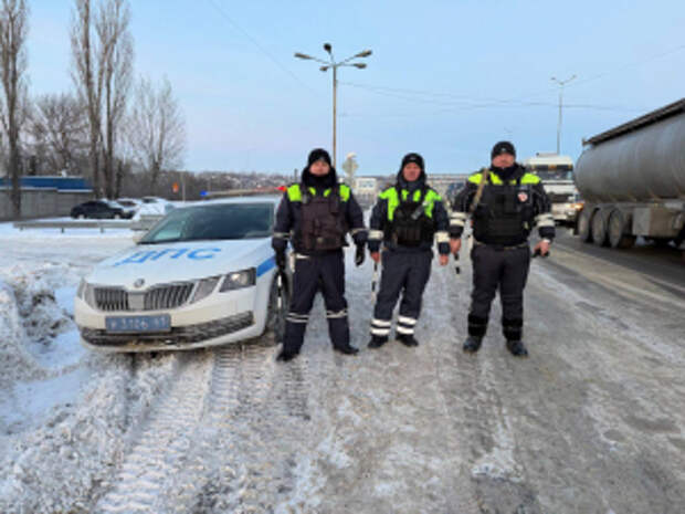 Сотрудники Госавтоинспекции Ростовской области столкнулись с ситуацией на дороге, когда каждое мгновение было на счету