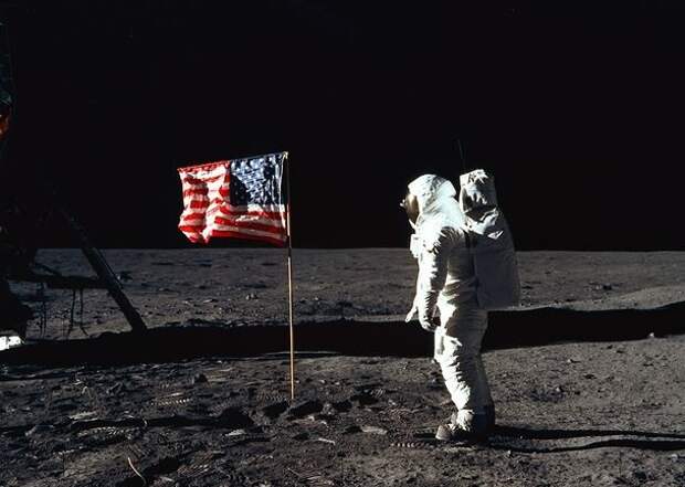 Призрачного астронавта миссии «Аполлон-11» заметили на видео NASA