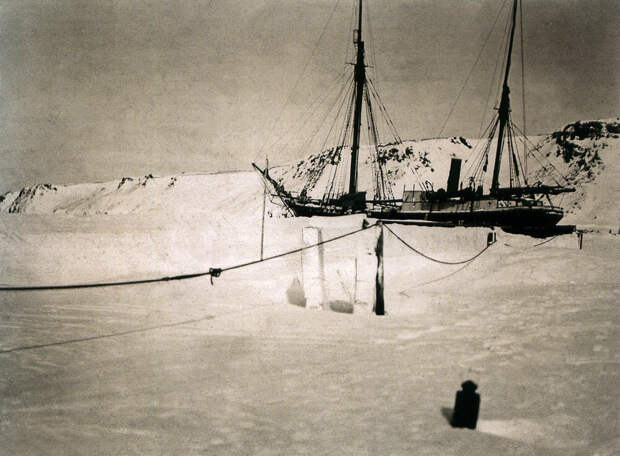Зимовка судна "Святой мученик Фока" возле Новой Земли в 1912-1913 либо 1913-1914 годах. Источник: wikipedia.org