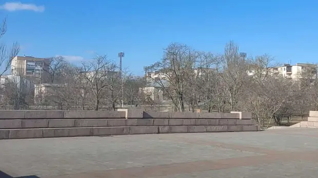 Жители Херсона рассказали, что российские военные помогают возвращать город к жизни