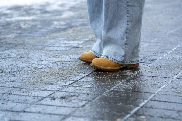 Врач Титаренко: промокшие ноги не создадут в организме ни гриппа, ни ангины