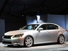 Lexus удивил новым GS: автомобиль мониторит цены на заправках, заказывает столик в ресторане (ВИДЕО)