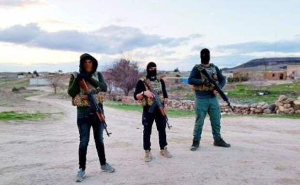 На фото: курдские бойцы в деревне Хамза Баиг недалеко от сирийского города Рожава.