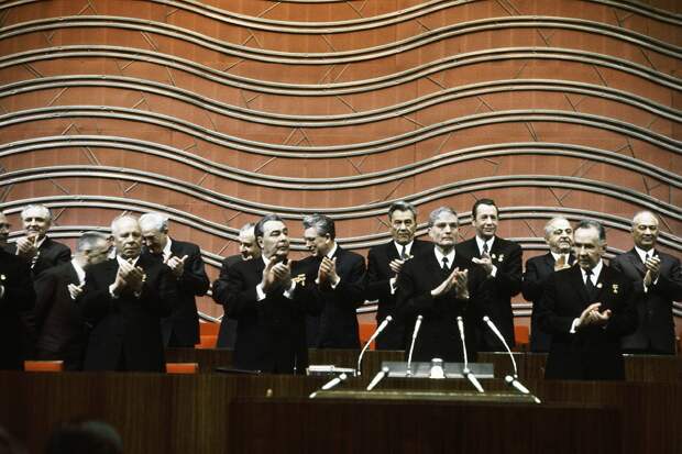 Суслов среди руководителей КПСС и советского государства, 1971 год  Фото: Валентин Соболев / ТАСС