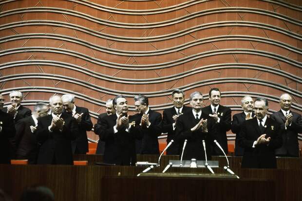 Суслов среди руководителей КПСС и советского государства, 1971 год Фото: Валентин Соболев / ТАСС