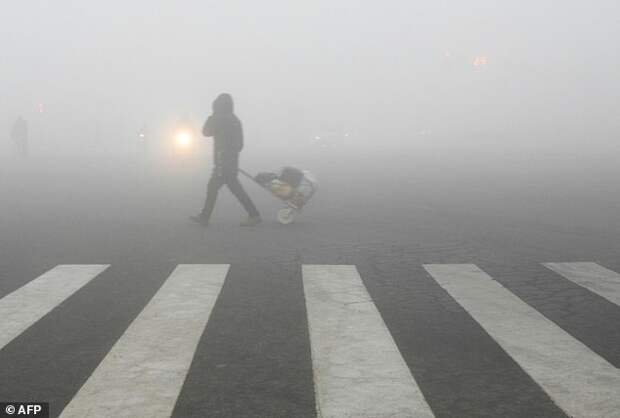 Китай закрывает заводы и прекращает строительство дорог из-за страшного смога китай, отравление, природная катастрофа, смог