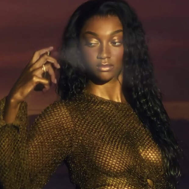 Известная баскетболистка показала голую грудь в рекламе Victoria's Secret